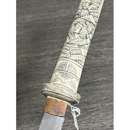 218 - JAPANESE WAKIZASHI WITH BONE GRIP CURVED STEEL BLADE SAYA CARVED & STAINED WITH WARRIORS