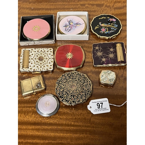 97 - COLLECTION OF VINTAGE COMPACTS INCLUDING A STUNNING STERLING SILVER ENAMEL COMPACT