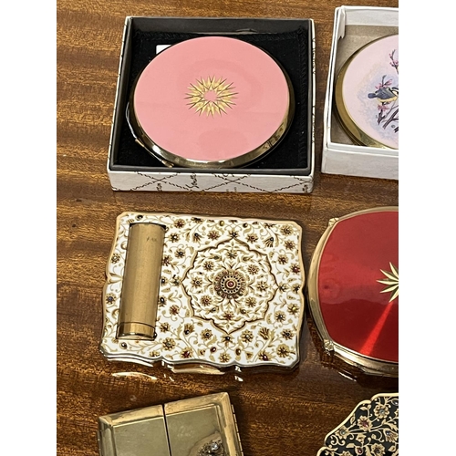 97 - COLLECTION OF VINTAGE COMPACTS INCLUDING A STUNNING STERLING SILVER ENAMEL COMPACT