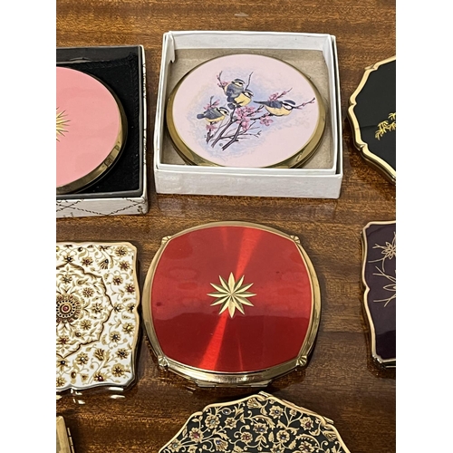 97 - COLLECTION OF VINTAGE COMPACTS INCLUDING A STUNNING STERLING SILVER ENAMEL COMPACT