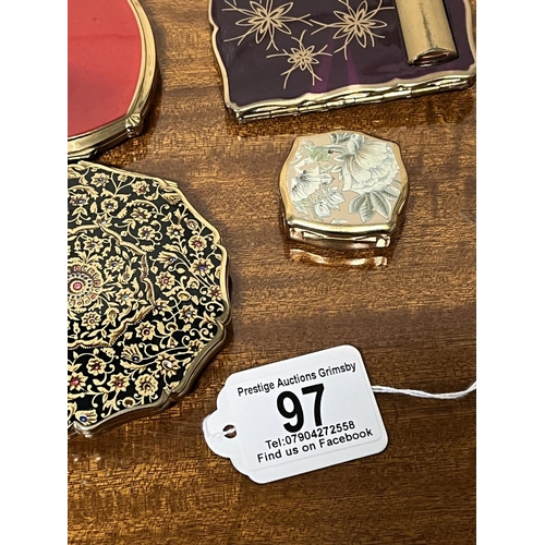 97 - COLLECTION OF VINTAGE COMPACTS INCLUDING A STUNNING STERLING SILVER ENAMEL COMPACT