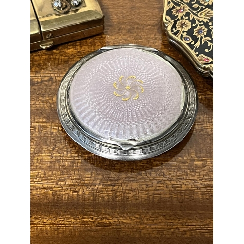 97 - COLLECTION OF VINTAGE COMPACTS INCLUDING A STUNNING STERLING SILVER ENAMEL COMPACT