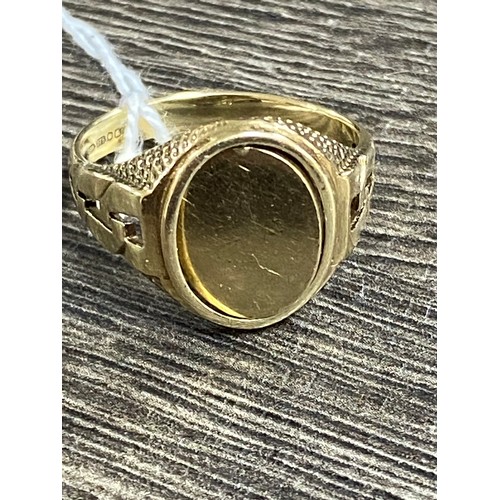 205 - STUNNING 9CT GOLD MASONIC SWIVEL RING AND NICE PATTERN 6 GRAMS OF GOLD AND A SIZE V