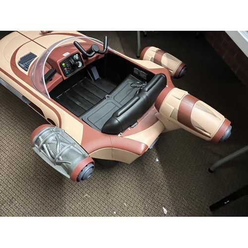 200 - CHILDS ELECTRIC RIDE ON STAR WARS LAND SPEEDER IN GOOD WORKING ORDER ALL SOUNDS WORK ETC VERY GOOD C... 