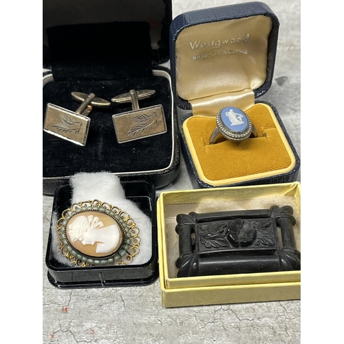 144 - 4 ITEMS OF VINTAGE JEWELLERY