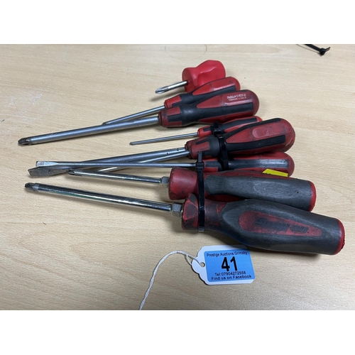 41 - BUNDLE OF VARIOUS SCREWDRIVERS INCLUDES 2 SNAP ON'S