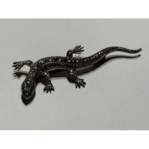 303 - VINTAGE SILVER LIZARD BROOCH