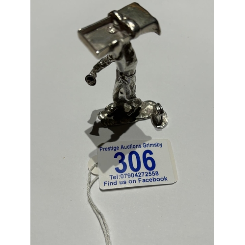 306 - STERLING SILVER CRIES OF LONDON MENU HOLDER  MUFFIN MAN 60G