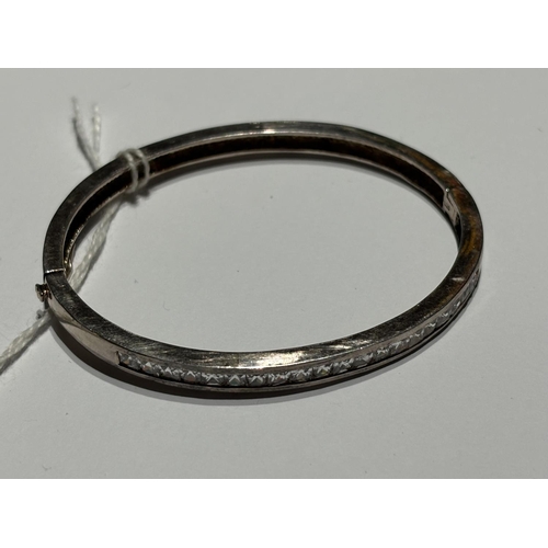 307 - STERLING SILVER BANGLE 17G