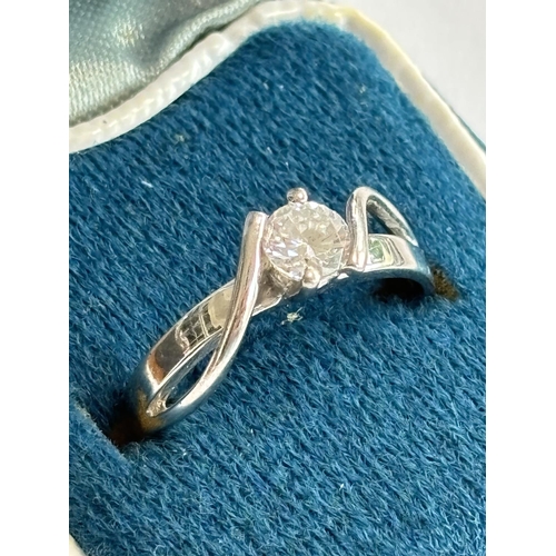 31 - 9CT WHITE GOLD RING SIZE O.5     2.53G