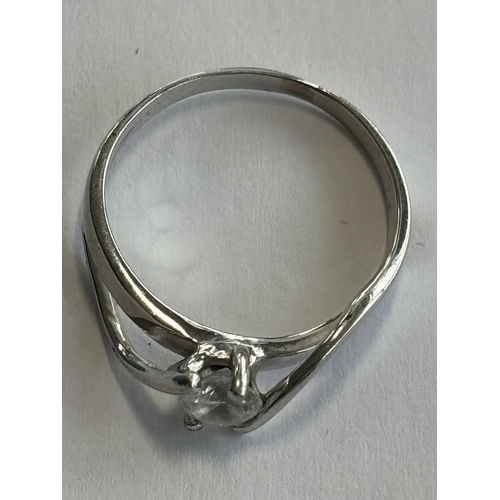 31 - 9CT WHITE GOLD RING SIZE O.5     2.53G