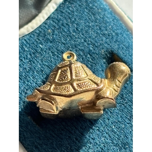 49 - 9CT GOLD PENDANT/CHARM TORTOISE 1.26G