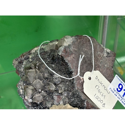 911 - UNKNOWN ROCK 1500G
please see the pictures as we are not experts in this subject so description is m... 