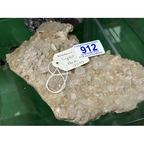 912 - UNKNOWN CRYSTAL ROCK 1200G
please see the pictures as we are not experts in this subject so descript... 