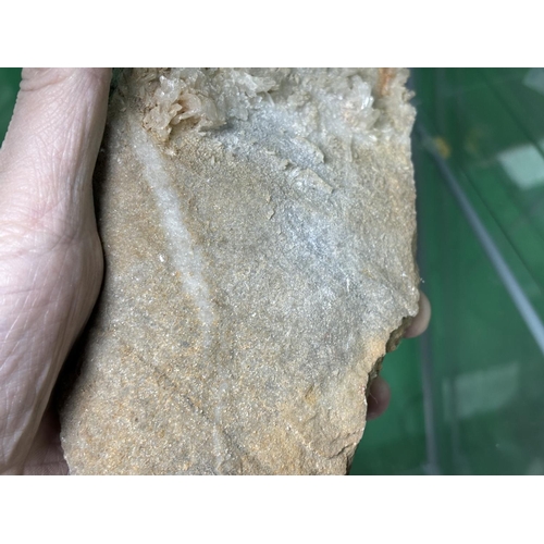 912 - UNKNOWN CRYSTAL ROCK 1200G
please see the pictures as we are not experts in this subject so descript... 