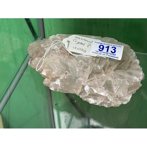 913 - UNKNOWN CRYSTAL 1200G
please see the pictures as we are not experts in this subject so description i... 