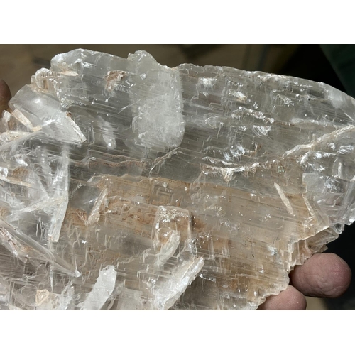 913 - UNKNOWN CRYSTAL 1200G
please see the pictures as we are not experts in this subject so description i... 