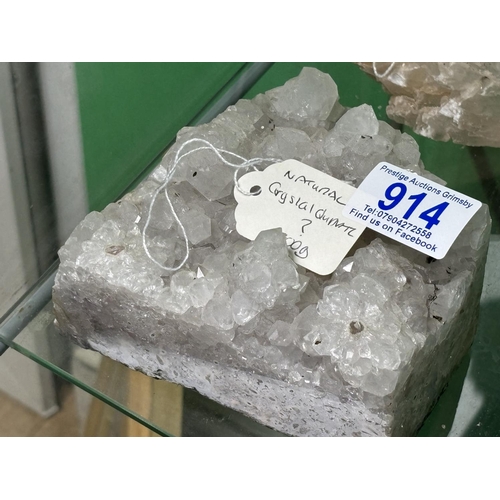 914 - NATURAL CRYSTAL QUARTZ ? 1800G
please see the pictures as we are not experts in this subject so desc... 