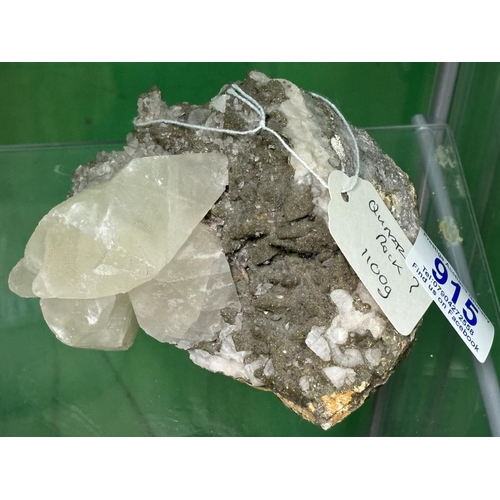 915 - QUARTZ ROCK ? 1100G
please see the pictures as we are not experts in this subject so description is ... 