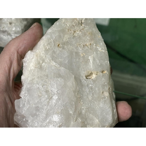 916 - AURA CRYSTAL 1200G
please see the pictures as we are not experts in this subject so description is m... 