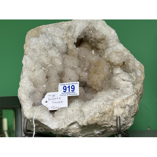 919 - LARGE QUARTZ GEODE 10KG
please see the pictures as we are not experts in this subject so description... 