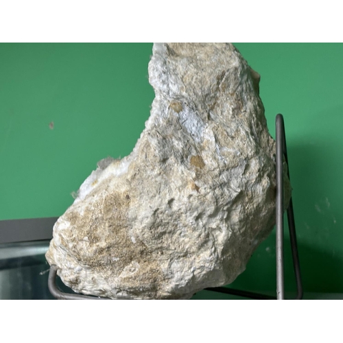 919 - LARGE QUARTZ GEODE 10KG
please see the pictures as we are not experts in this subject so description... 