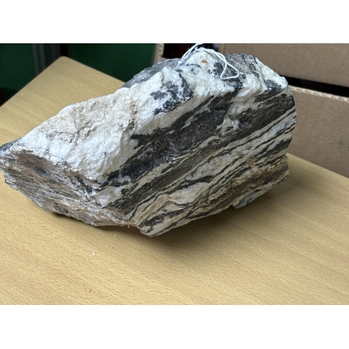 920 - NATURAL ZEBRA ROCK 7700G
please see the pictures as we are not experts in this subject so descriptio... 