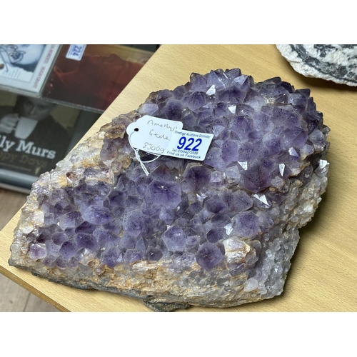 922 - AMETHYST GEODE 8300G
please see the pictures as we are not experts in this subject so description is... 