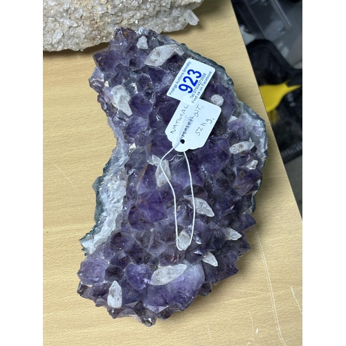 923 - NATURAL AMETHYST 5211G
please see the pictures as we are not experts in this subject so description ... 