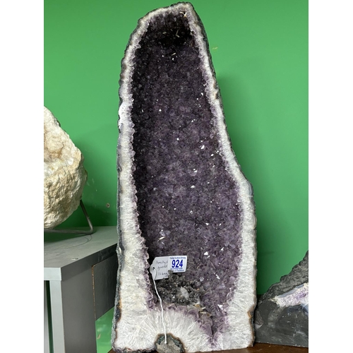 924 - AMETHYST GEODE 11.6KG
please see the pictures as we are not experts in this subject so description i... 