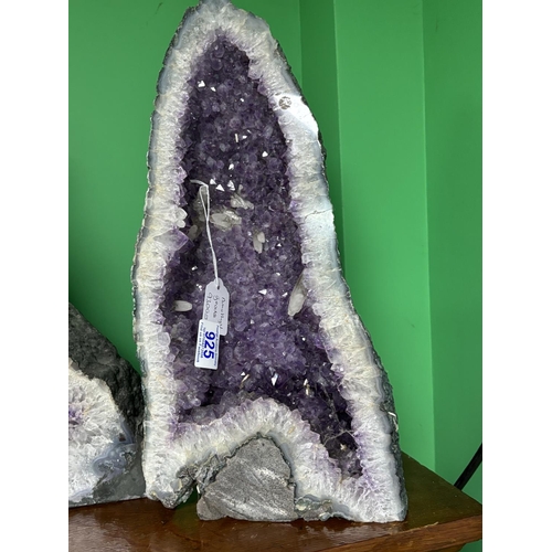 925 - AMETHYST GEODE 9300G
please see the pictures as we are not experts in this subject so description is... 