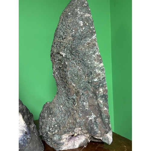 925 - AMETHYST GEODE 9300G
please see the pictures as we are not experts in this subject so description is... 