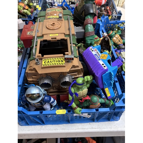 34 - BASKET OF TEENAGE MUTANT NINJA TURTLES COLLECTIBLES PLEASE SEE PICTURES FOR THE CONTENT OF THE BASKE... 