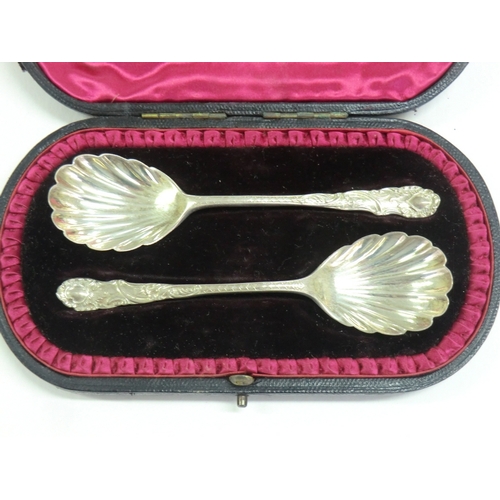 142 - A pair of fluted silver preserve spoons (cased)