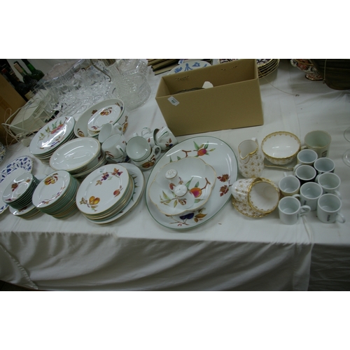 461 - Royal Worcester Evesham patterned dinner service plus odds