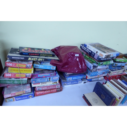 207 - Large collection of jigsaw puzzles and board games