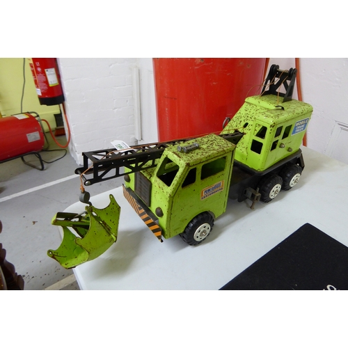 196 - Tinplate six wheel mobile crane