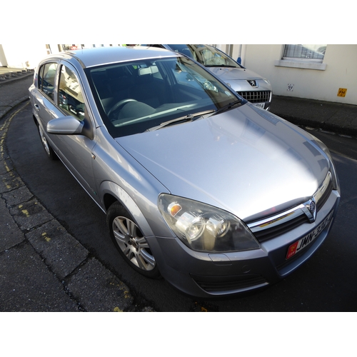 44 - JMN332A
Silver Vauxhall Astra Active 1.6L
First Registered 17.03.2006
Approx 69312 miles
Manual Petr... 