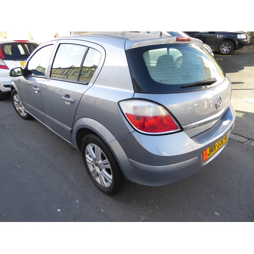 44 - JMN332A
Silver Vauxhall Astra Active 1.6L
First Registered 17.03.2006
Approx 69312 miles
Manual Petr... 