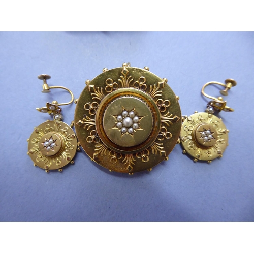 189 - 9ct gold brooch together with similar gold and seed pearl earrings