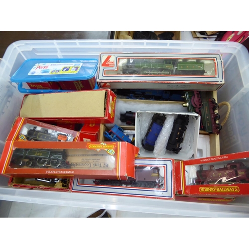 240 - A good collection of 00 gauge, Tri-ang railways and others, including with fifteen locos