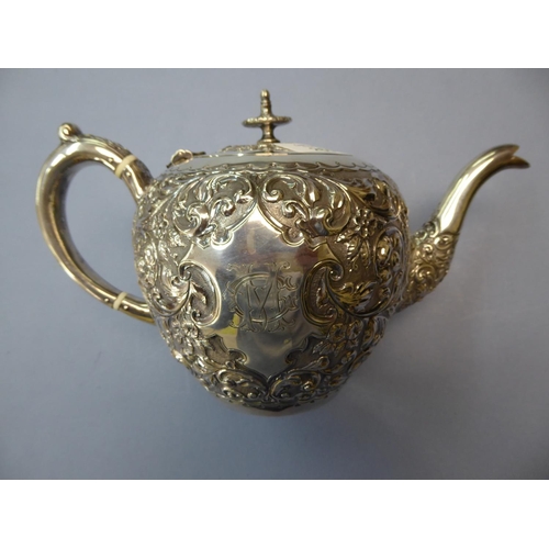 265 - A good quality late Victorian chased silver tea pot engraved MC - Glasgow 1899 - Maker L & Co - wt. ... 