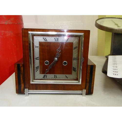 131 - An Art Deco mantel clock with key winder
