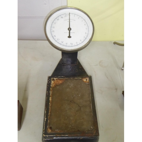 132 - Vintage set of bathroom scales
