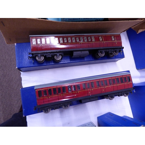 24 - Two boxed Hornby D12 tin coaches plus two loose coaches