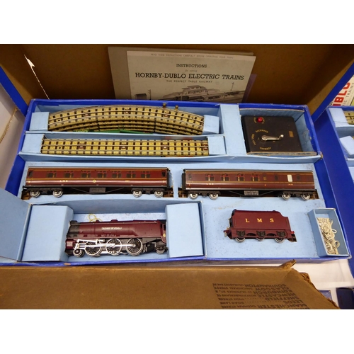 25 - A Hornby Dublo electric train set EDP2 with Duchess of Athol locomotive carriages and track (hardly ... 