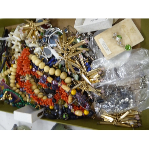 56 - A tray of assorted costume jewellery