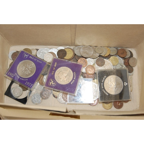 201 - A collection of worldwide coins including an Isle of Man five pound piece (cased)