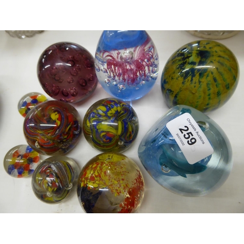 259 - A collection of paper weights - Mdina and others