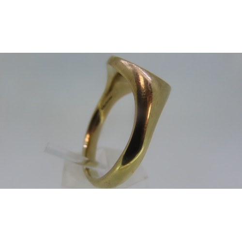 352 - 9ct. gold Gent's signet ring with Manx Triskeles design